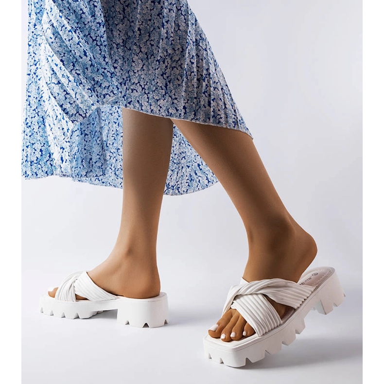 Białe klapki na traktorowej podeszwie Dubé beżowy 2