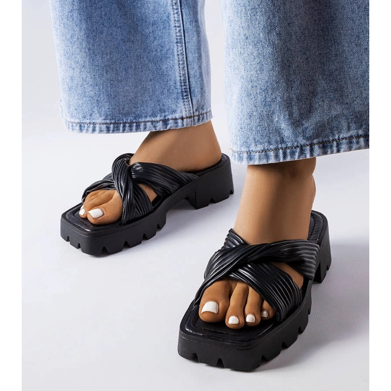 Czarne klapki na traktorowej podeszwie Dubé 1