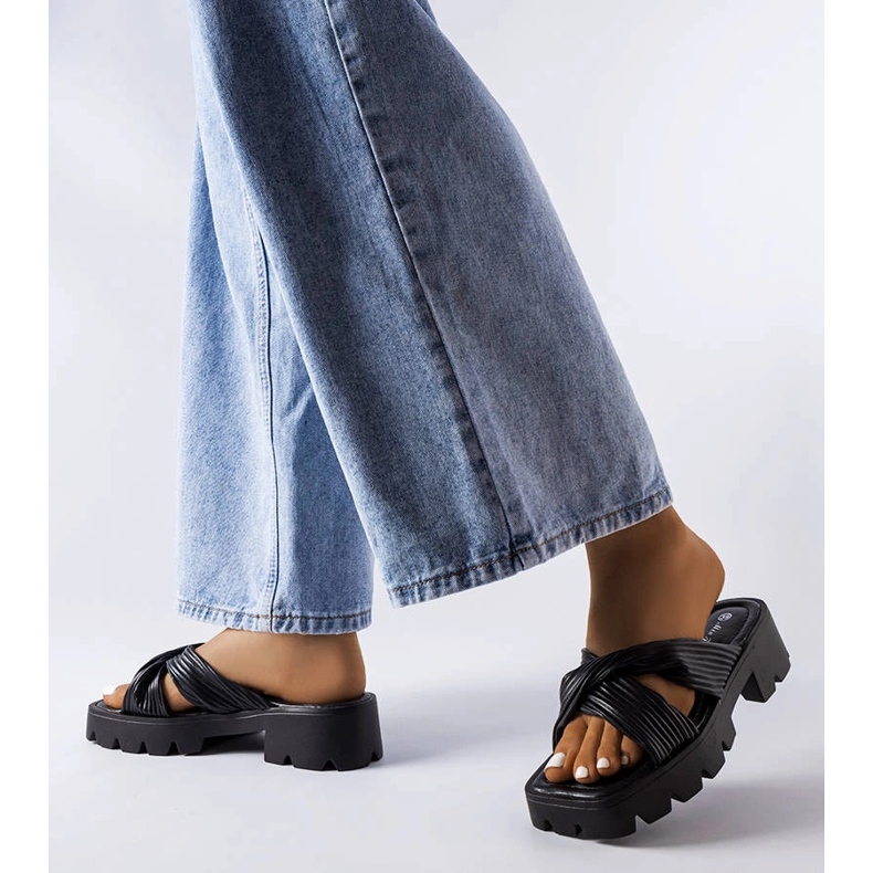 Czarne klapki na traktorowej podeszwie Dubé 2