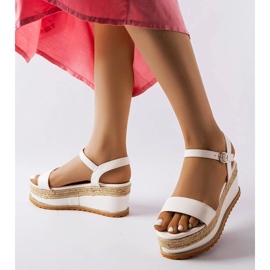 Białe sandały na koturnie Access 2