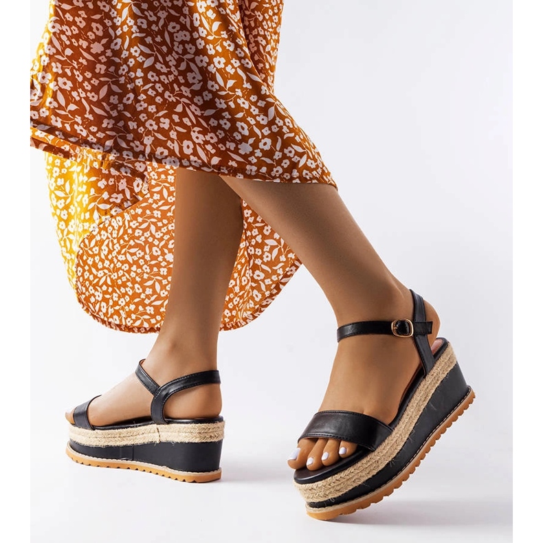 Czarne sandały na koturnie Access 1