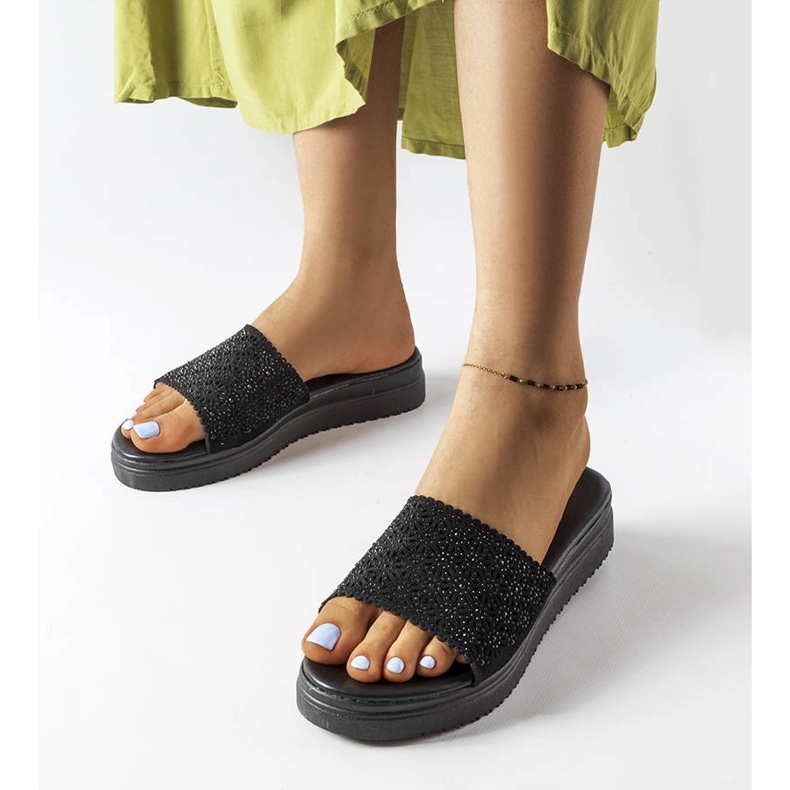 Czarne ażurowe klapki z cyrkoniami Irvine 1