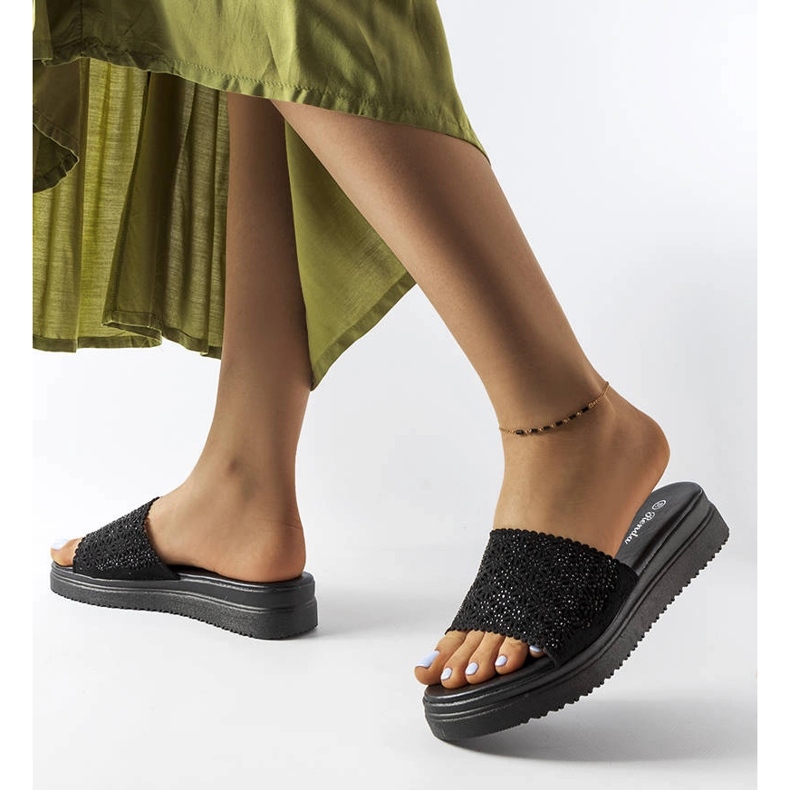 Czarne ażurowe klapki z cyrkoniami Irvine 2