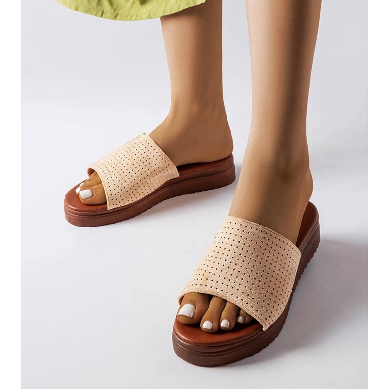 Beżowe klapki z ażurową cholewką Idabel beżowy 1