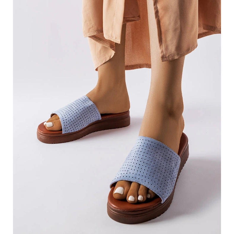 Niebieskie klapki z ażurową cholewką Idabel 1