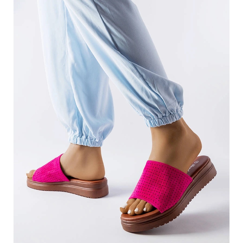 Ciemnoróżowe klapki z ażurową cholewką Idabel 2