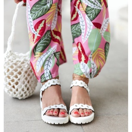 Białe sandały na słupku Donizetti 1