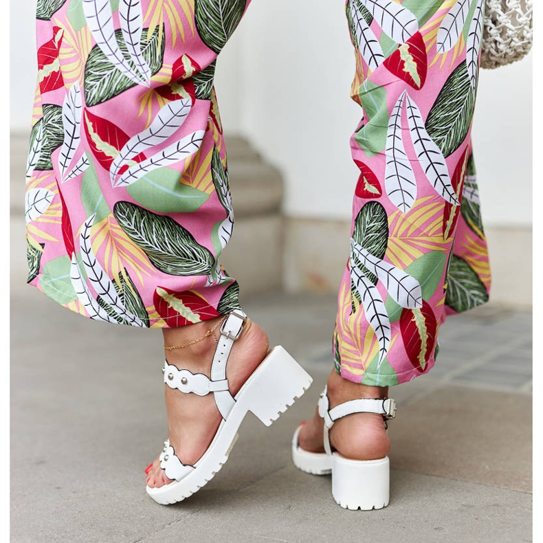 Białe sandały na słupku Donizetti 2