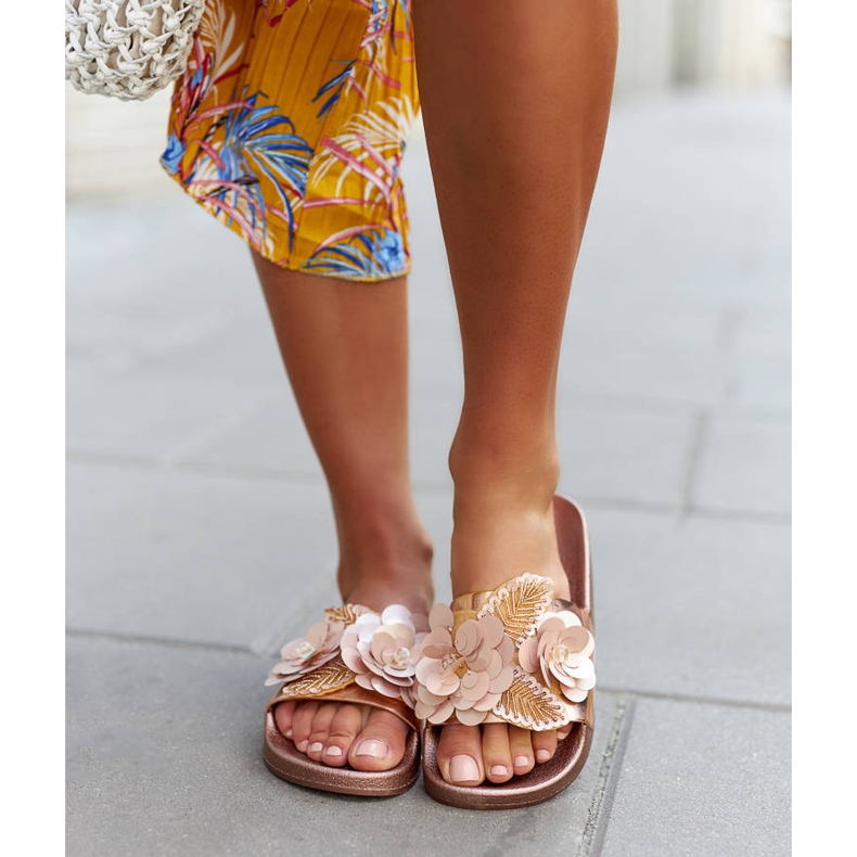 Złote klapki z ozdobną cholewką Caggio złoty 1