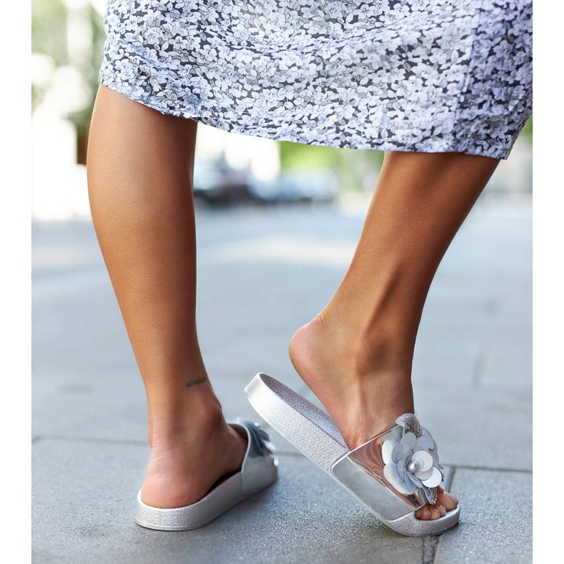 Srebrne klapki z ozdobną cholewką Caggio srebrny 1