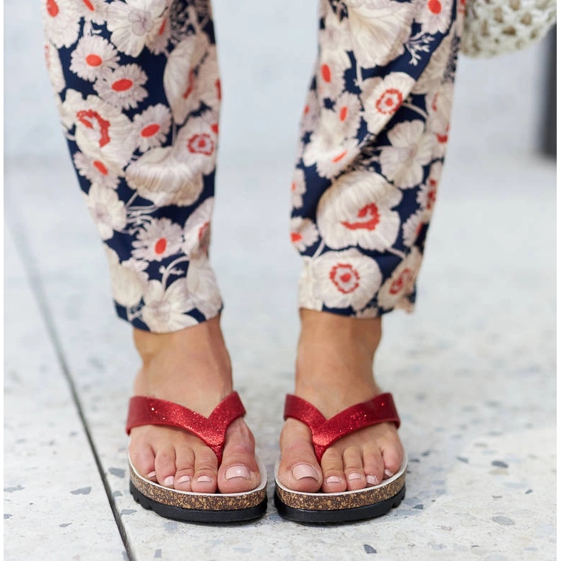 Czerwone brokatowe klapki na koturnie Isidoro 2