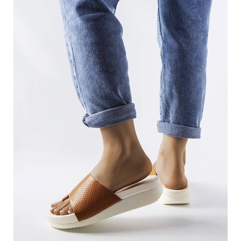 Brązowe klapki na koturnie Monferrato 2