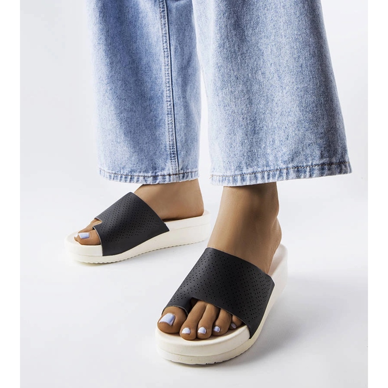 Czarne klapki na koturnie Monferrato 1