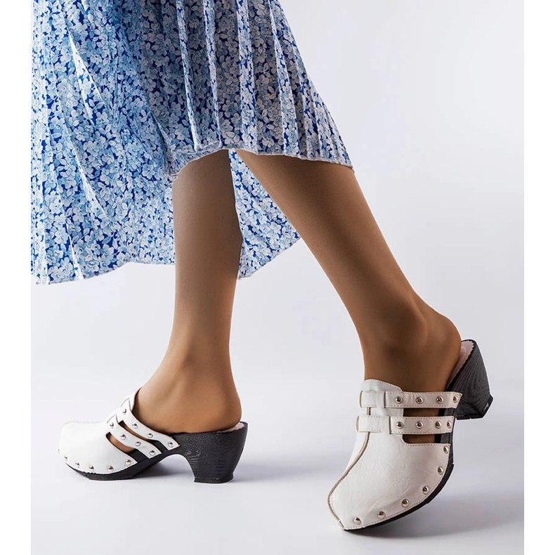 Białe klapki typu chodaki Custer 2