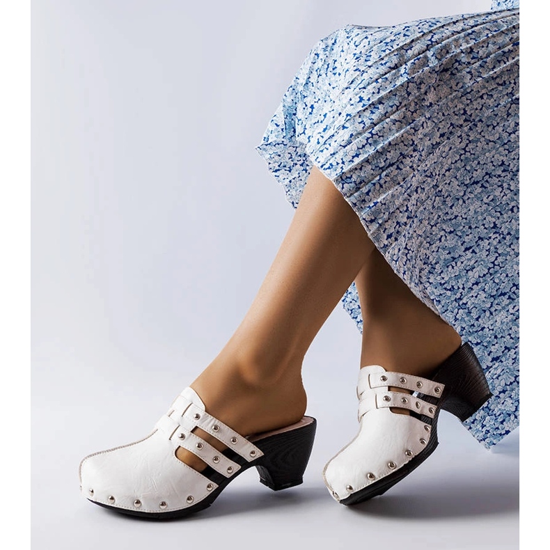 Białe klapki typu chodaki Custer 1