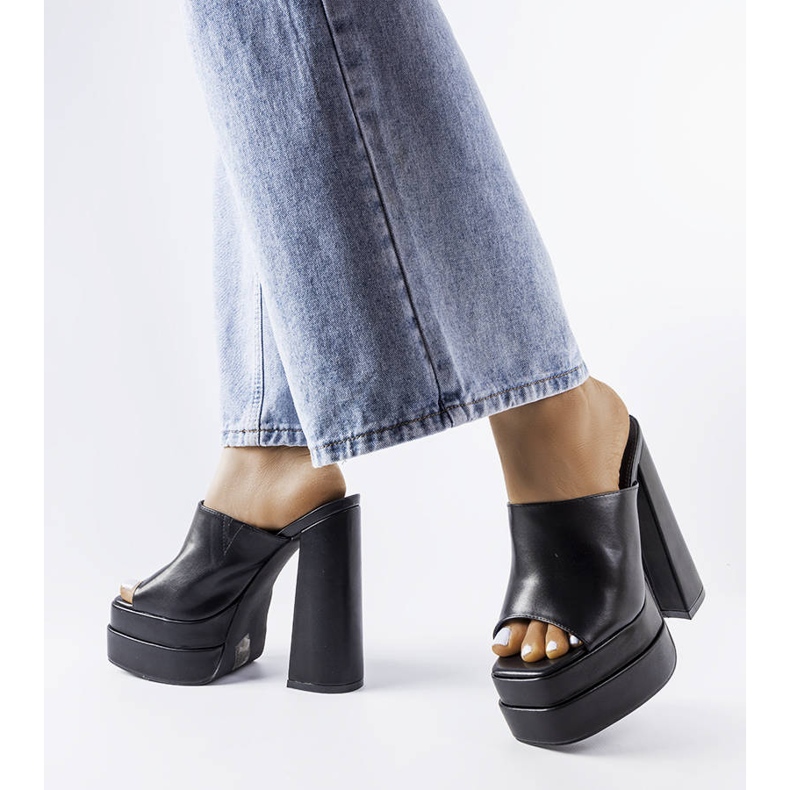 Czarne klapki na wysokim słupku Mertzon 1