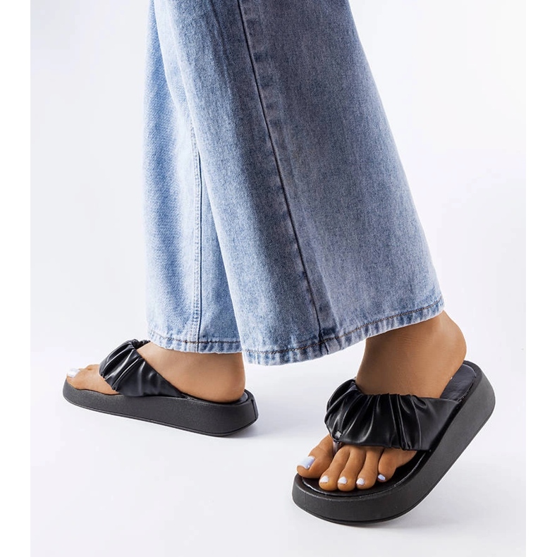 Czarne japonki z marszczeniem 2