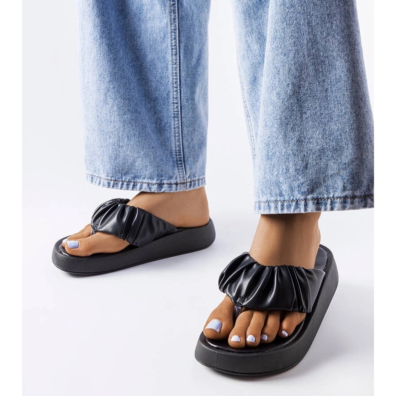 Czarne japonki z marszczeniem 1