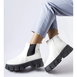 Biało-czarne masywne botki Petronio białe 1