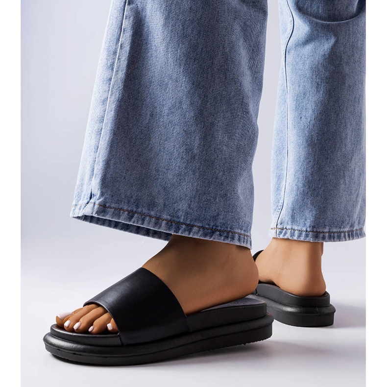 BM Czarne klapki na platformie Paquette 2