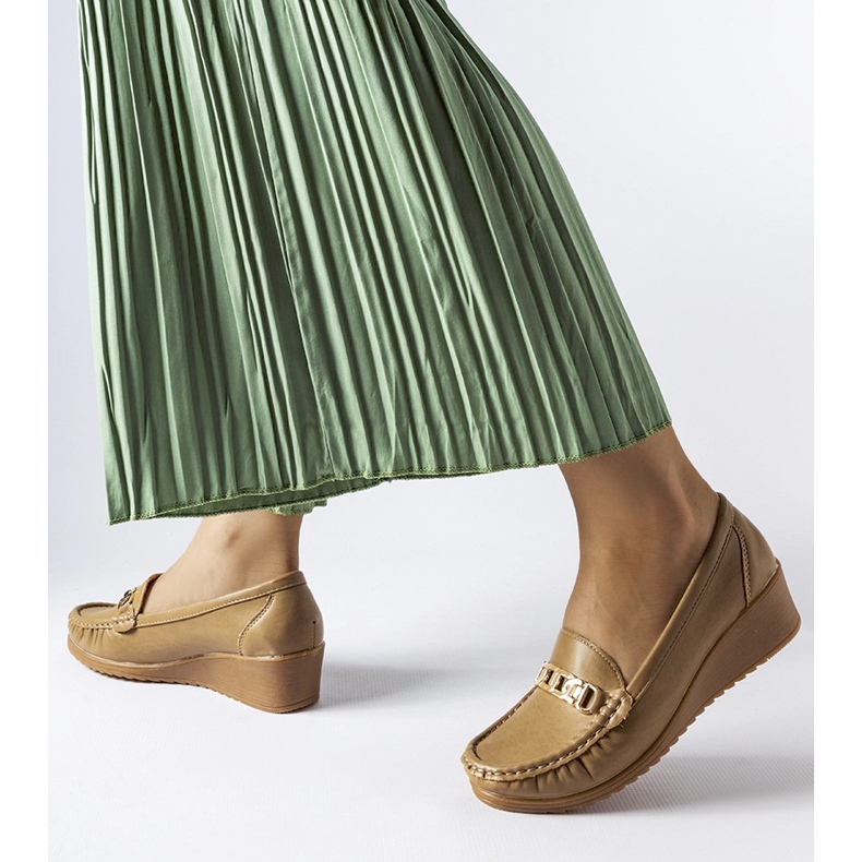 Brązowe mokasyny z klamerką na koturnie Lerino beżowy 1