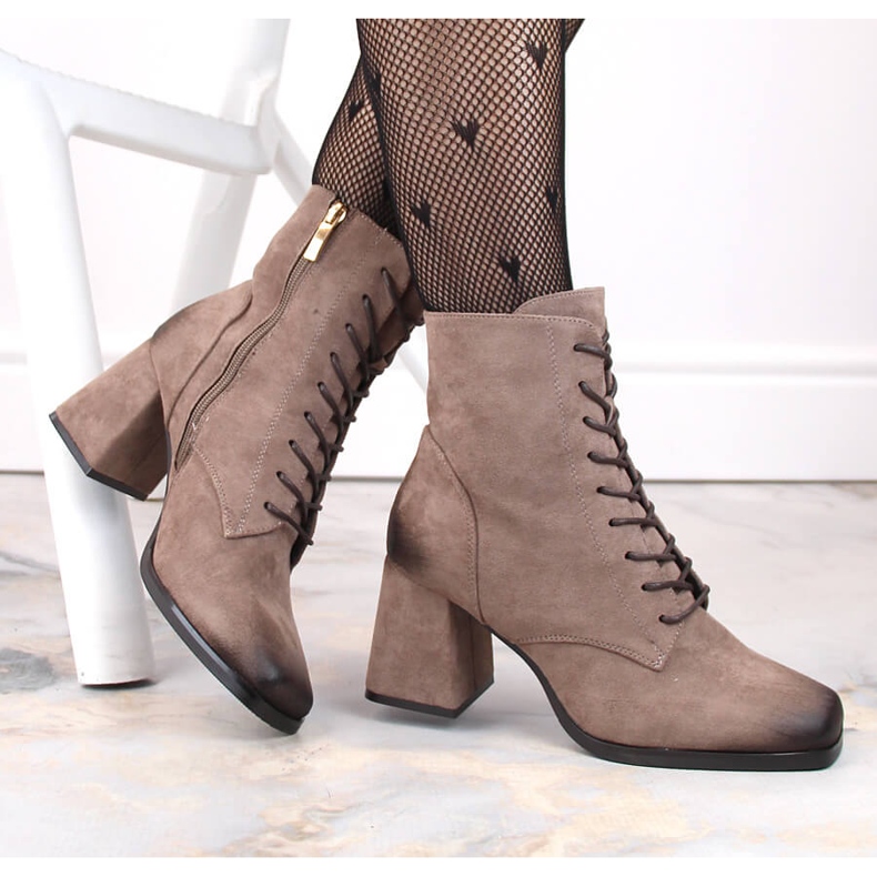 Zamszowe botki damskie na słupku sznurowane i na suwak brązowe Potocki SZ12185 1