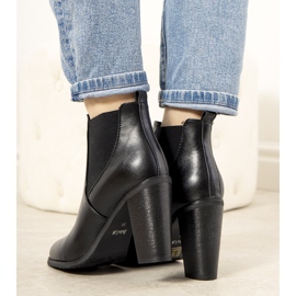 Czarne botki ocieplane na słupku Castro 1