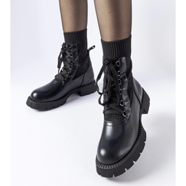 Czarne ażurowe skaretowe trapery Portico 1