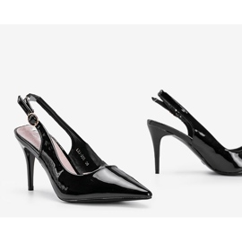 Czarne czółenka lakierowane na pasku Cindy 1