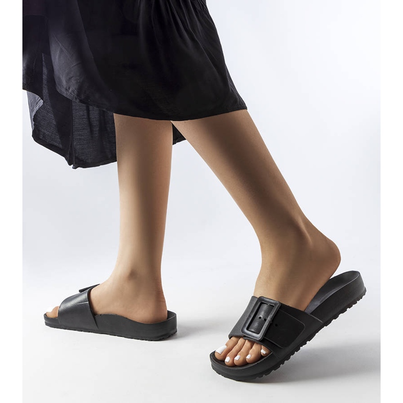 Czarne gumowe klapki z klamerką Nelm 2