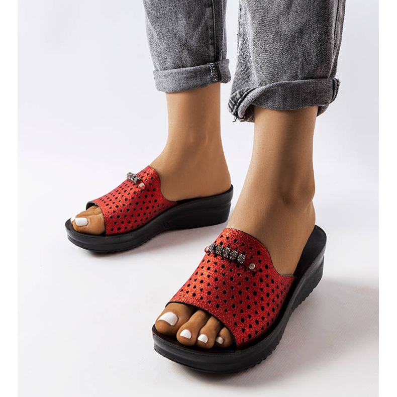 Inna Czerwone błyszczące klapki na koturnie Liisa czarne 1