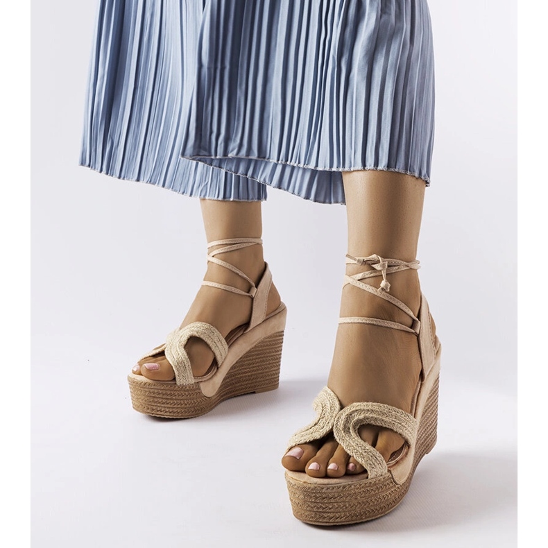 Beżowe espadryle na koturnie Berta beżowy 1