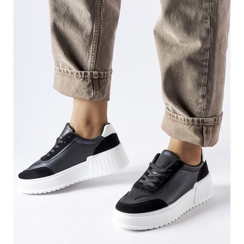 Czarne sneakersy na grubej platformie Seluci 1