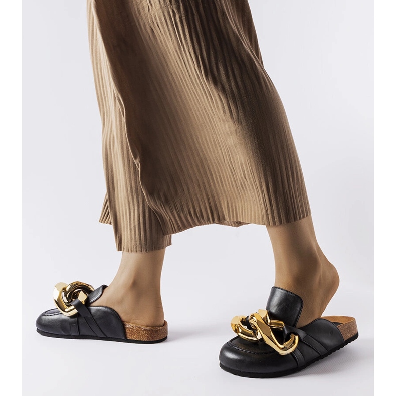 Czarne klapki z łańcuchem Christelle 1