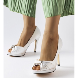 Białe szpilki z odkrytym noskiem Paré 1