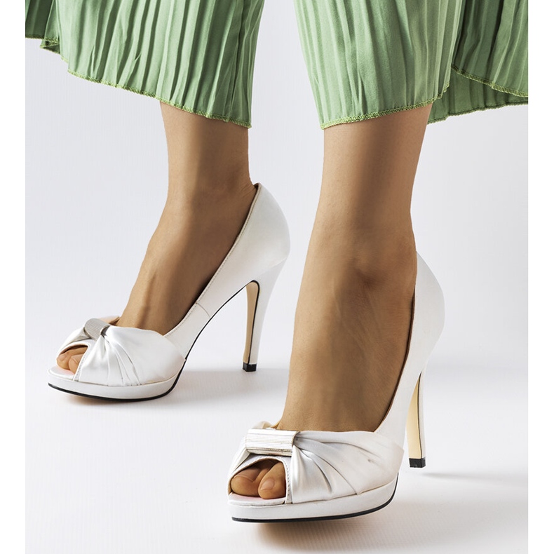 Białe szpilki z odkrytym noskiem Paré 1