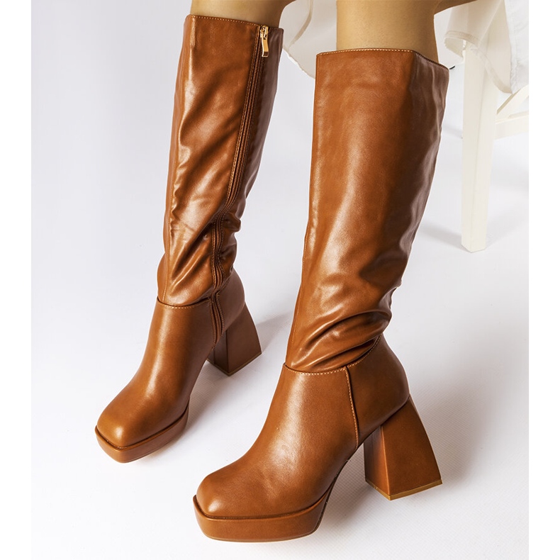 Brązowe kozaki na masywnym słupku Villanova 1