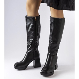 Czarne kozaki na masywnym słupku Villanova 1