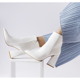 Białe botki na asymetrycznym słupku Abelina 1