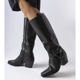 Czarne kowbojki na słupku 1