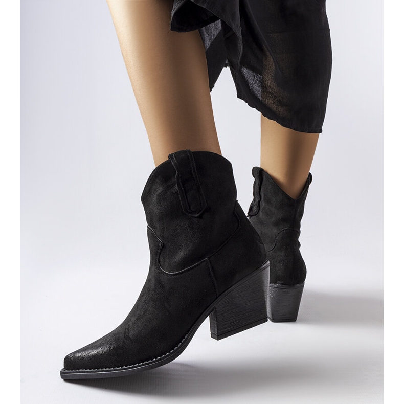 Czarne kowbojki na słupku Christi 1