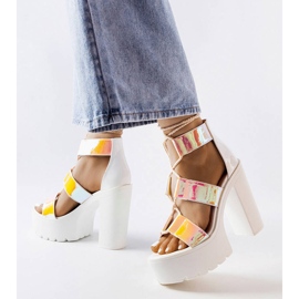 Inna Białe masywne sandały na słupku Katja 1