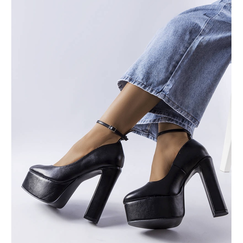 Czarne czółenka na wysokim słupku Hervé 2