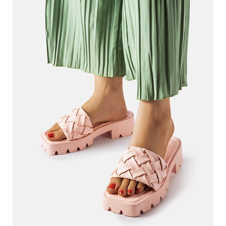 Różowe klapki na traktorowej podeszwie Lora 1