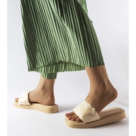 Beżowe klapki zdobione marszczeniem Boulevard białe 1