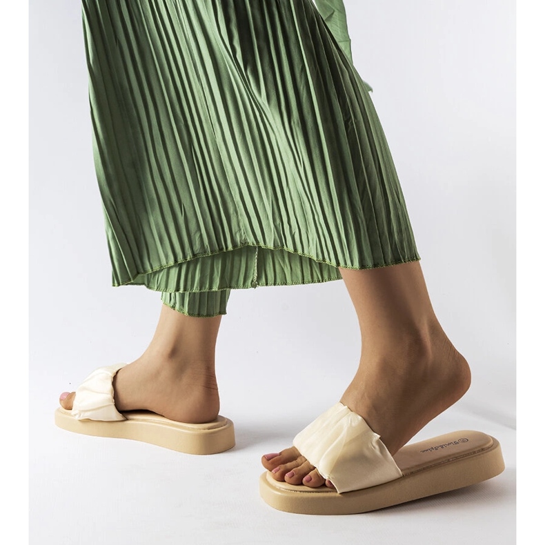 Beżowe klapki zdobione marszczeniem Boulevard białe 1