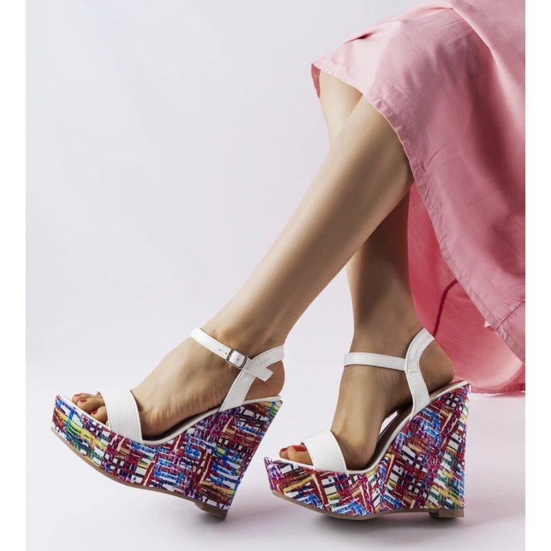 Białe sandały na zdobionej koturnie Fairmont 2