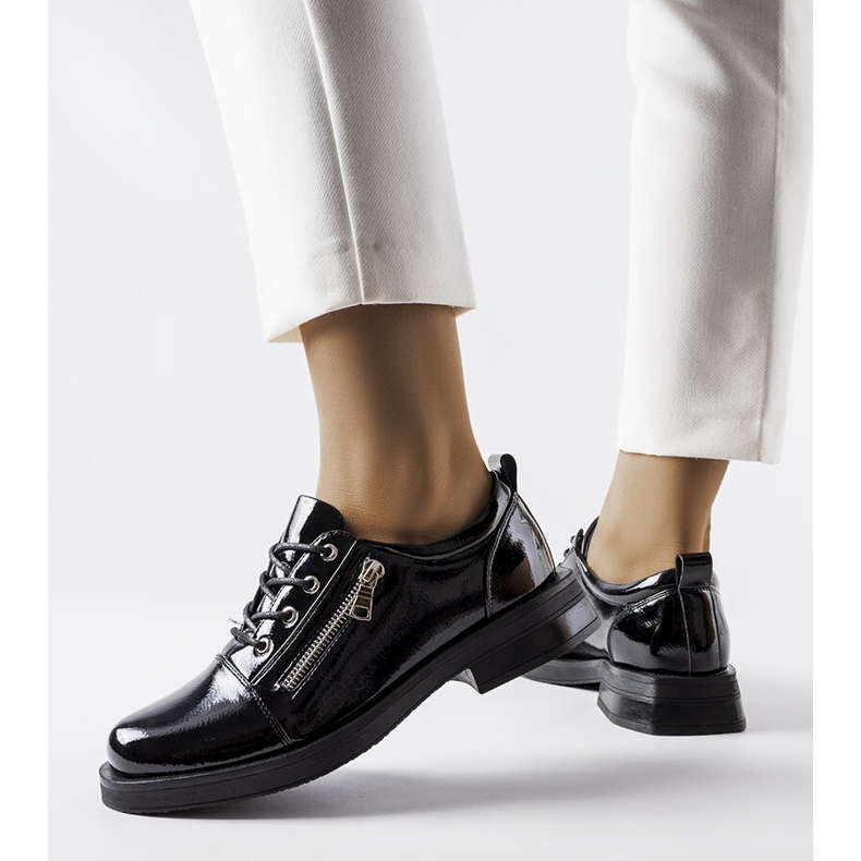 Inna Czarne lakierowane półbuty damskie Diamante 1