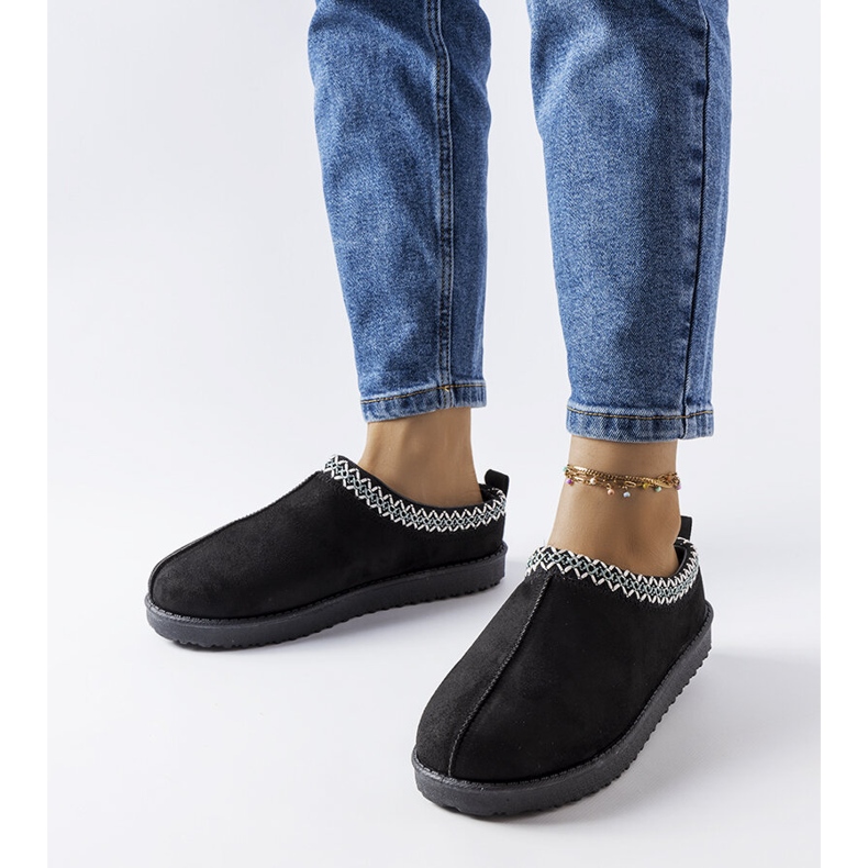 Czarne ocieplane kapcie zdobione haftem Dudi 1