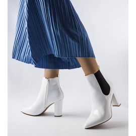 Białe lakierowane botki na słupku Dolli 1
